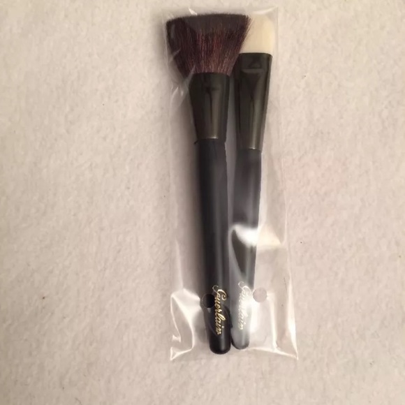 Guerlain Travel 3 Piece Amethyst Cloth Pouch, Foundation & Powder Brush Set $145 - Picture 2 of 3